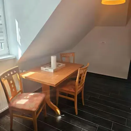 Apartment Schoene Vollausgestattete Monteurs- Gaestewohnung In Der Gartenstadt Und Naehe Geiseltalsee 2209
