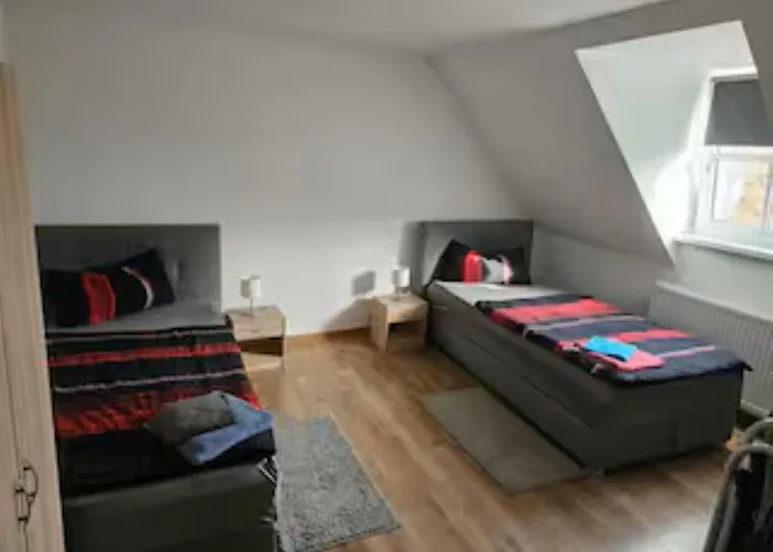 Schöne Vollausgestattete Monteurs- Gästewohnung In Der Gartenstadt Und Nähe Geiseltalsee Für 4 Personen 2209 Apartamento