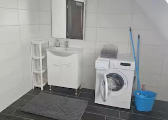 Schoene Vollausgestattete Monteurs- Gaestewohnung In Der Gartenstadt Und Naehe Geiseltalsee 2209 * Leuna